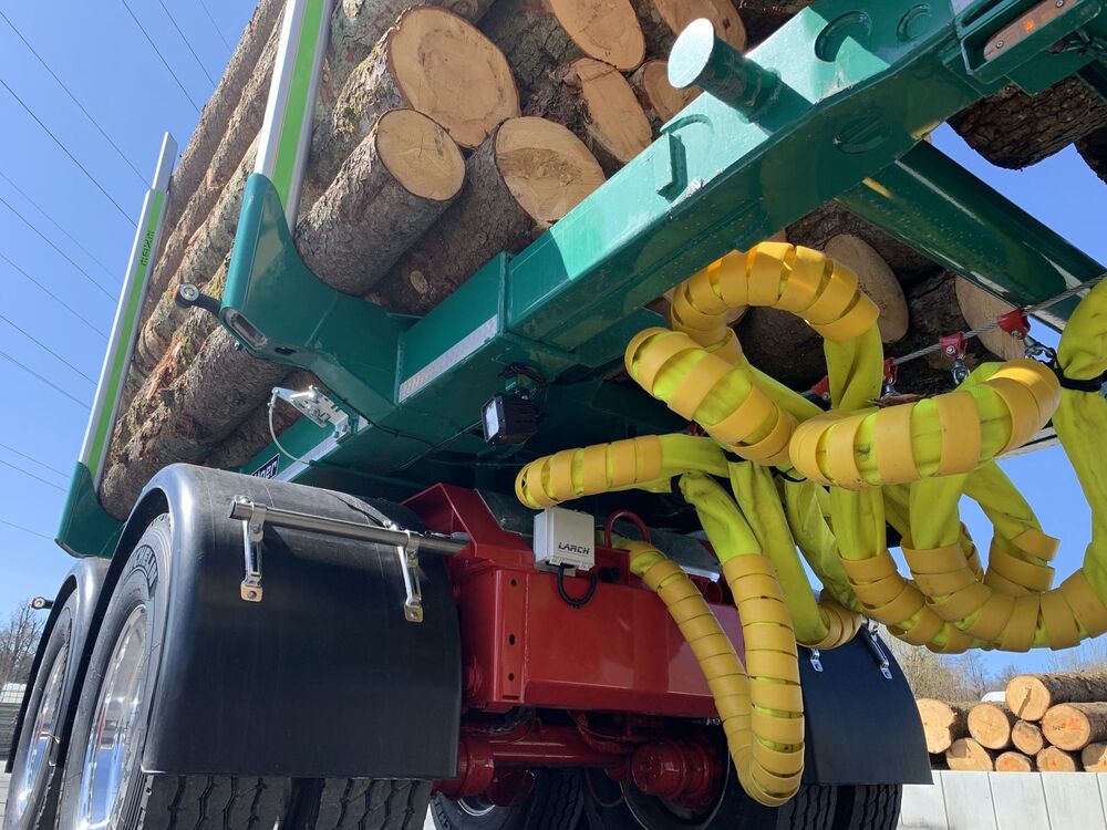 Beladener Holztransporter-Anhänger mit Luftfederung